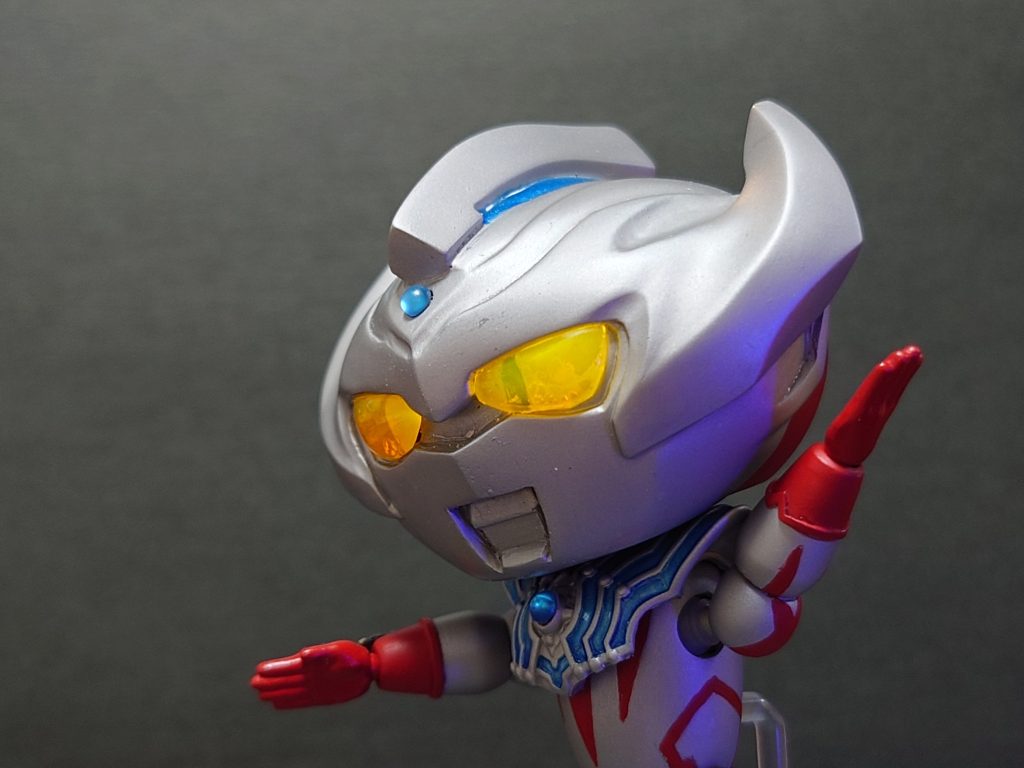 斜め前だ。ウルトラホーンの微妙な曲面とエッジの絶妙なメリハリを見てくれ！