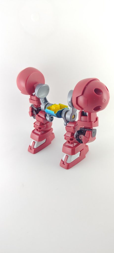 ろーだー+タイタスウェア。元のかっぱロボ部分とタイタスウェアはそのままではくっつかないので、肩はボールジョイントを切り飛ばして3mm穴を開けて接続しています。脚はシルバーのパーツに3mm穴を開けて3mm棒とポリキャップを取り付けて接続しています。