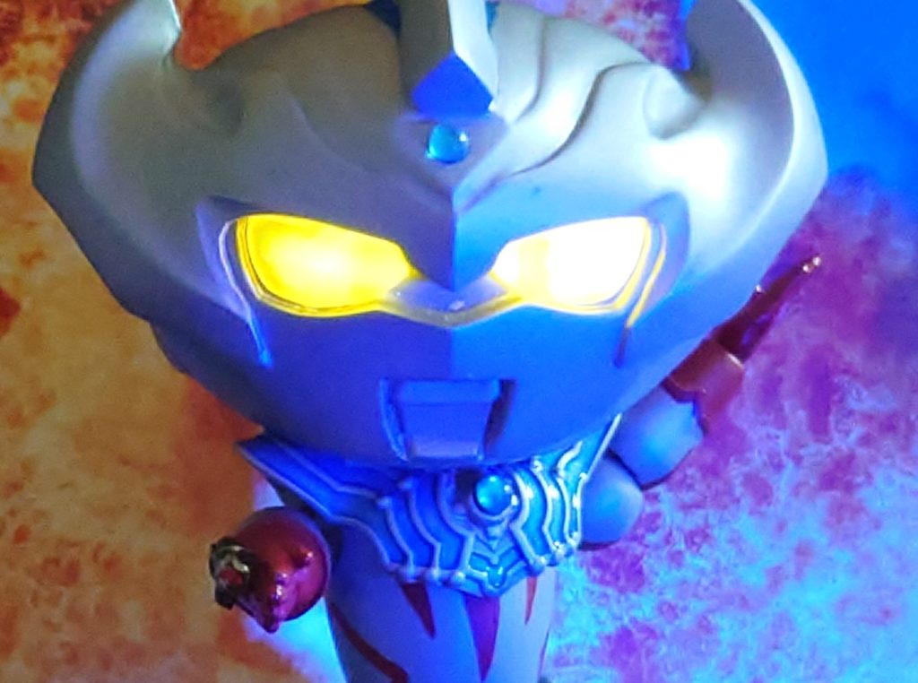 眼は蓄光素材の削り出しなのでブラックライトで光るんだぜ！