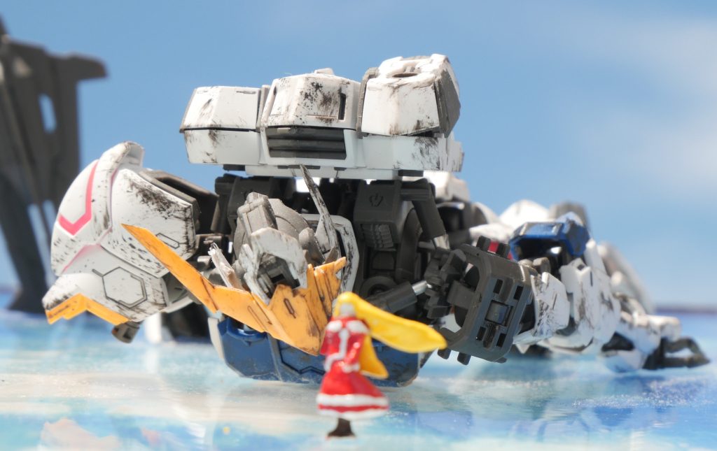 正面から。外装はダメージ加工をしてみました。撮影時に内部フレームのダメージ加工を忘れていた事に気づきました···(よく見たらフレームはメッチャ綺麗です。)