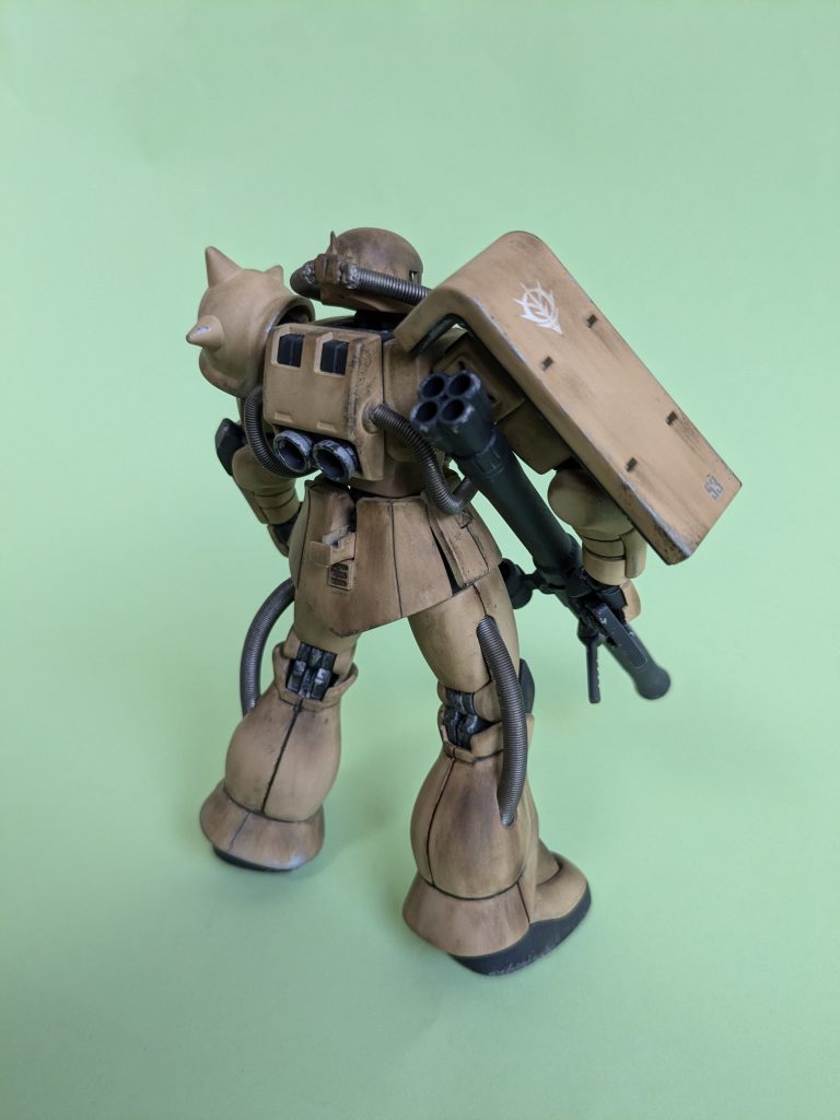 エナメル塗料でスミ入れして薄め液で拭き拭きで割れまくりで何回も補修…今のガンプラのプラスチックって割れやすいんですね…。