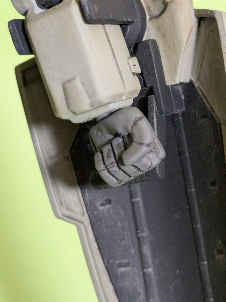 自分の手を見ながら加工したのでロボットの手ではない感じになっちゃってますね…。