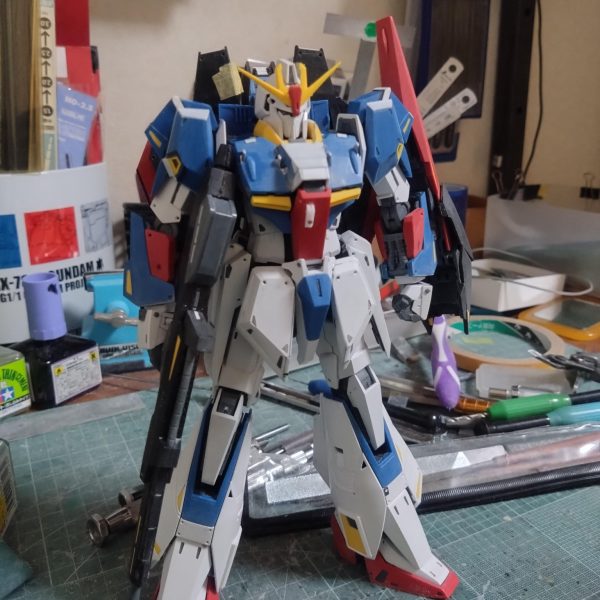 Ｚガンダム　③Ver.Kaの特徴である、のっぺりとした胸の出っ張りを高くしてみました。フレームも2.0m/m上、前にプラ材を噛ましてあります。メリハリが付いたので満足してます😆各箇所にピンバイスで穴を開け丸ビットで開口部を段落ちにしてあります😊楽し過ぎてアチコチに無理矢理に開けてしまいました😅頭部はこのままにするか、弄るか迷っております🤔 （4枚目）