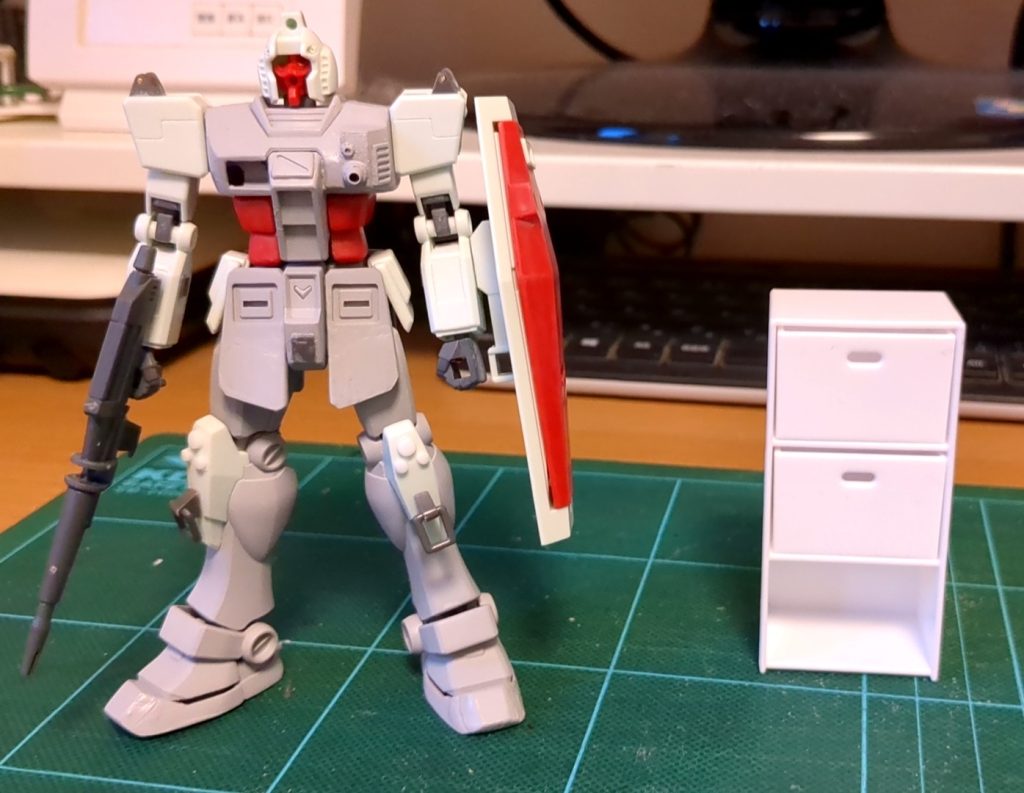 この感じで進めて行こうかなぁ。隣の100均で探してきたおもちゃの三段棚を加工してコンテナにするぞー！