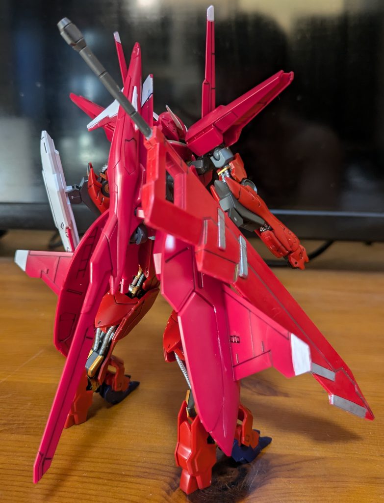 腕部は延長と同時に大出力パワーシリンダーを装備させることで、バルバトスルプスが装備するソードメイスの改良型、ソードメイス改「スパーダ」を片手で軽々と振り回せる膂力を実現させている更に腰部リアスカートにマウントされた大型コンテナには、小型攻撃端末「タスク」が搭載されており、エイハブウェーブによる遠隔操作を実現させ、三次元的な攻撃が可能となっている