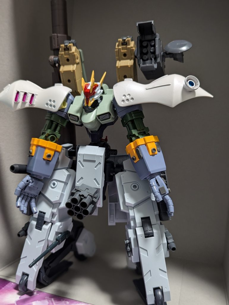 本家アルパのシルエットに近づけるため、ハイゴッグの肩アーマーを転用別のミキシング機体から引っ剥がしてきたのでキュベレイ改造的な要素が入ってきたものの、そのまま存置