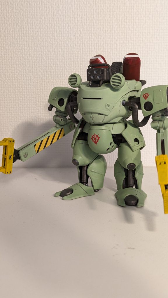 今回はアクリジョンを使って、4度塗りしました。筆ムラもなくなり綺麗に仕上がりました。腕の縞々も塗ろうと思いましたが無理でした、付属シールで妥協しました。