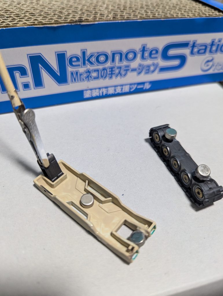 脚部バンイップ・ジンガーの前輪をはずして、30mmシリーズのタンクのキャタピラを付けて重戦車感を演出意識したイメージはMGS3のシャゴホッドです初めての磁石 カチッと行くのが気持ちよいですね