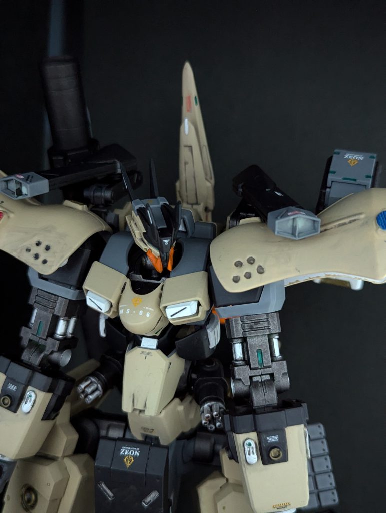 肩部ビーム・カノン貫通力があり戦艦の防御なども突破腰部大型バルカン大口径の実弾も高速射出