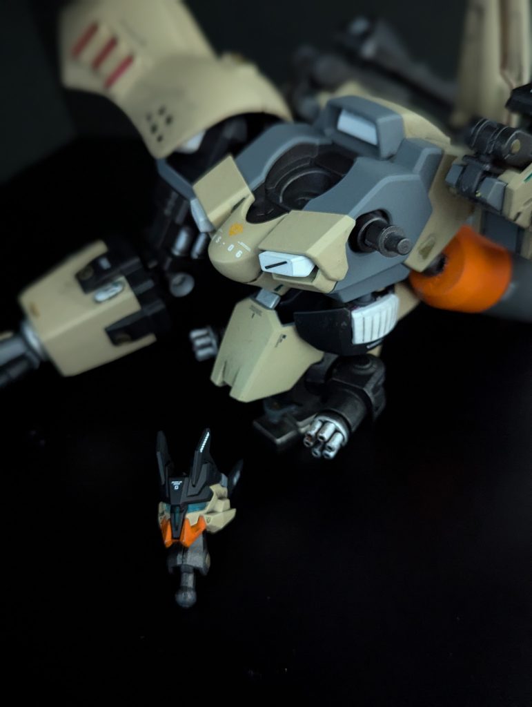 頭部本家アルパ・アジールの口ビームも再現するか悩んだものの、このイケメン顔を崩せずそのまま塗装メイレスケンブの首が無加工でザウォート胴にハマりました 腕部ジオング腕から肩アーマーを外して、ハイゴッグのアーマーを装着内側をすこし削るだけでハマりました肩と胴体との接続はジャンクパーツを使ってオスメスを調整して接合