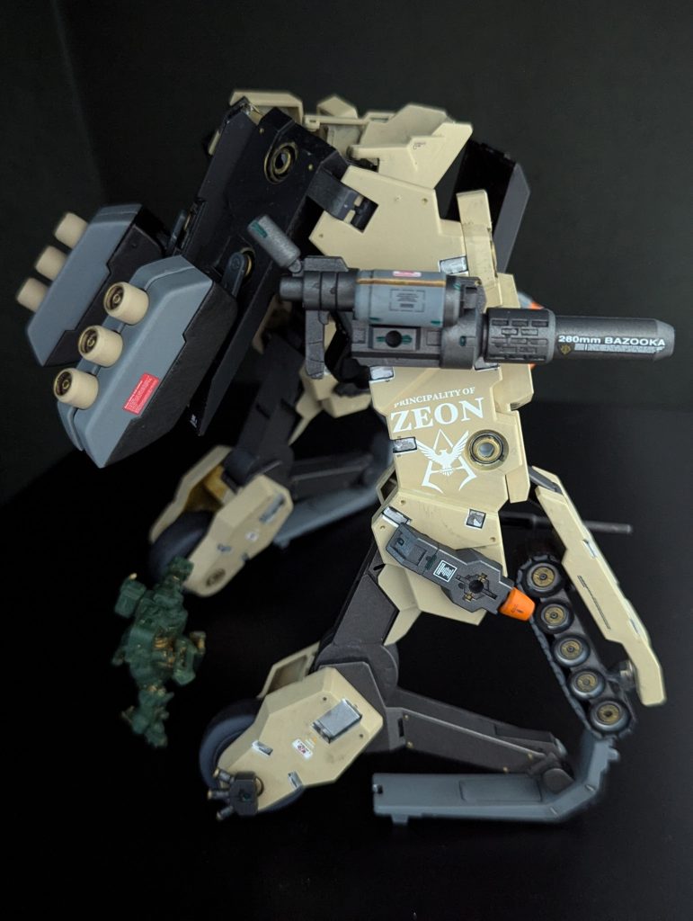 腰部胴体とはダイソーのネオジム磁石を複数使って接続ただの3ミリ軸の接続では体重で倒れていたところ、磁石のパワーで無事に自立してくれて脱帽