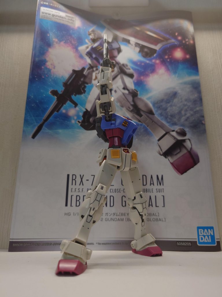 いつもと違うカラーですが結構好きです。あとパーツの色分け具合は驚きました。ただ、足が小さく割と不安定な所と思ったより動かないのは少し残念でした。でも満足いくキットでした😁👍