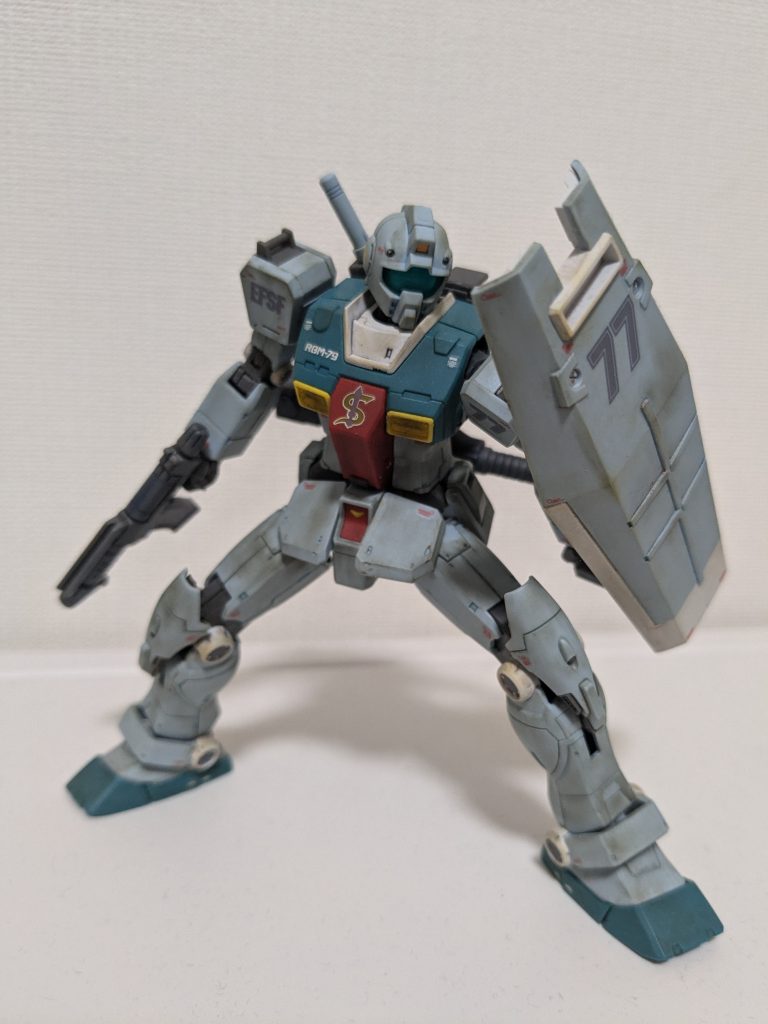 リューターとかで削ってダメージ加工とかしたかったですが、失敗が怖くてできませんでした(zaku-kao4)悲しいけど、これ貧乏性なのよね。このポーズは敵の近接攻撃をシールドで受けて反撃しようとしている設定です。スレッガーさんなら近接の反撃にはスプレーガン使いそうかなと握らせています。