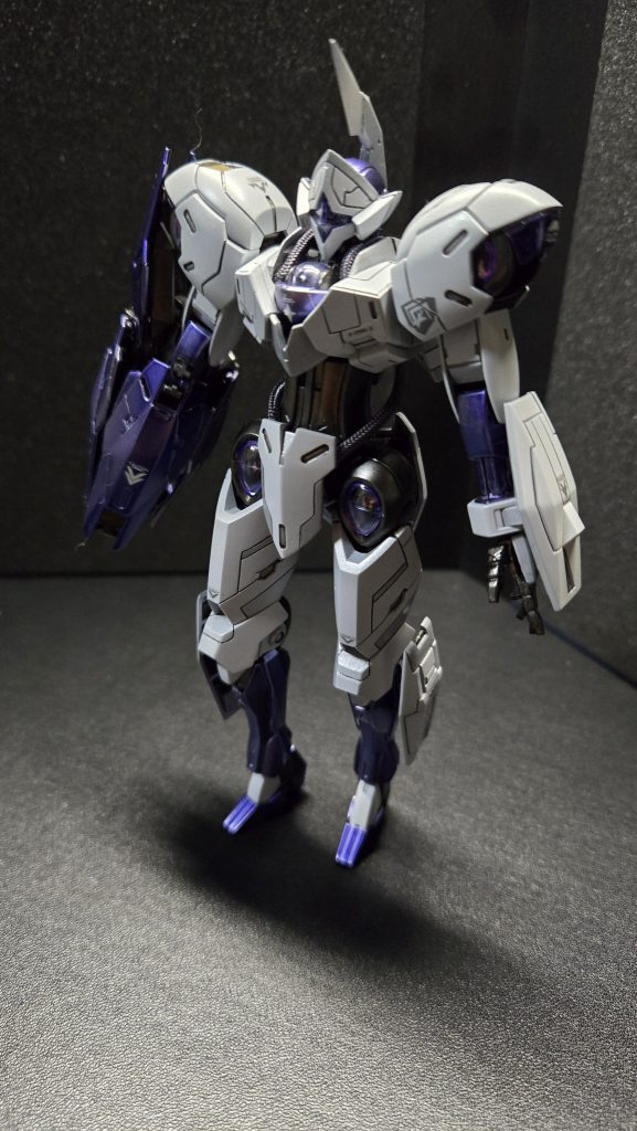 左手首の延長と、スジ彫り、パイプの取付等を行い、今回は初めてエアブラシ塗装に挑戦しました。