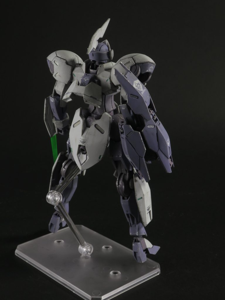 部分塗装はミスターホビーマーカーのメタリックシルバーを使ってます。胸のところのワンポイントはロイヤルメタレッドを使用。