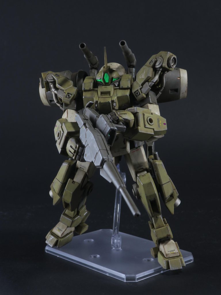 1日乾かしたあとはドライブラシ。今回、これが一番悩ましかった。グレーのパーツにはシルバーでドライブラシ。白っぽいパーツには茶色でドライブラシ。ここまではいい。