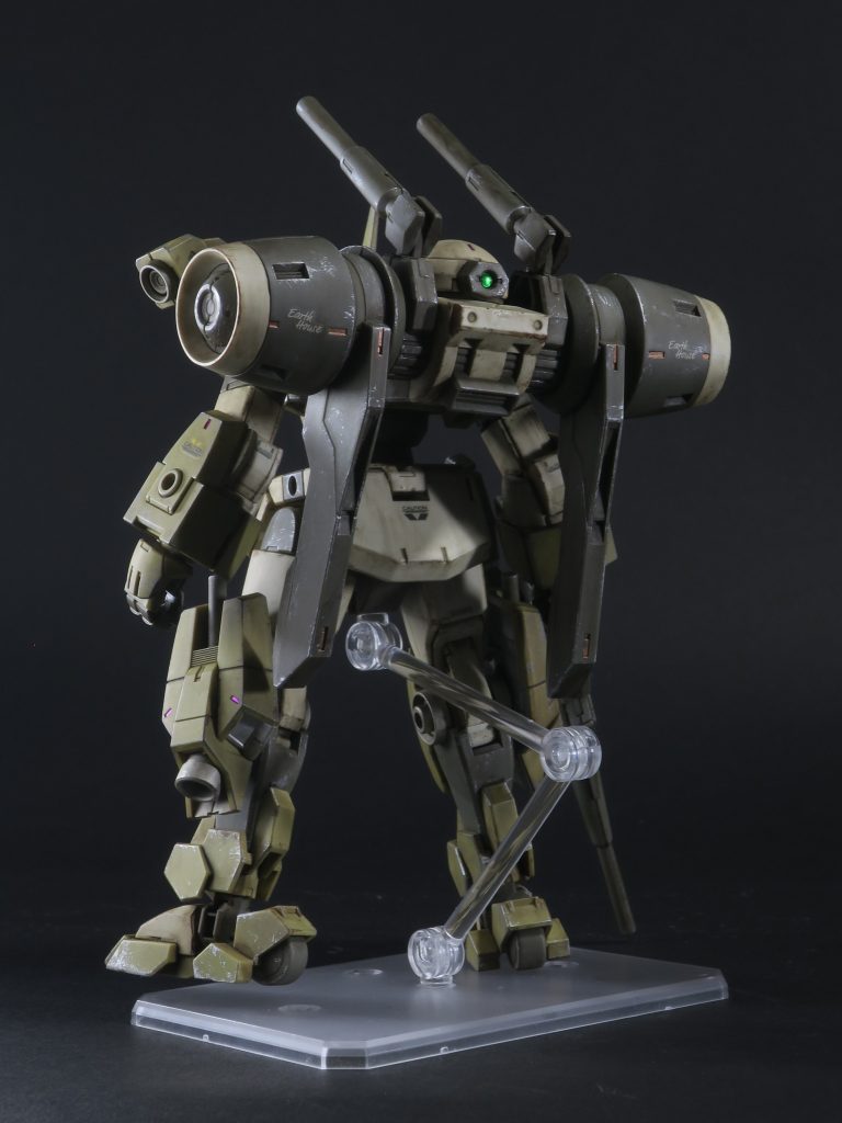 ウェザリングカラーのグランドブラウンでフィルタリング。塗ったあと数分置いて、キッチンペーパーにウェザリングカラー用の薄め液をつけてふき取り。エッジのところとか、グランドブラウンを残したいところは残しつつ拭く。