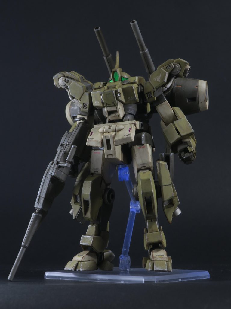 いつも通り、目には蛍光塗料でブラックライトで光るように。あとはシルバーにしたいパーツを一部だけスプレーで塗装。デカールを貼ったら、つや消しスプレー。パーティングラインの処理とかもせず。