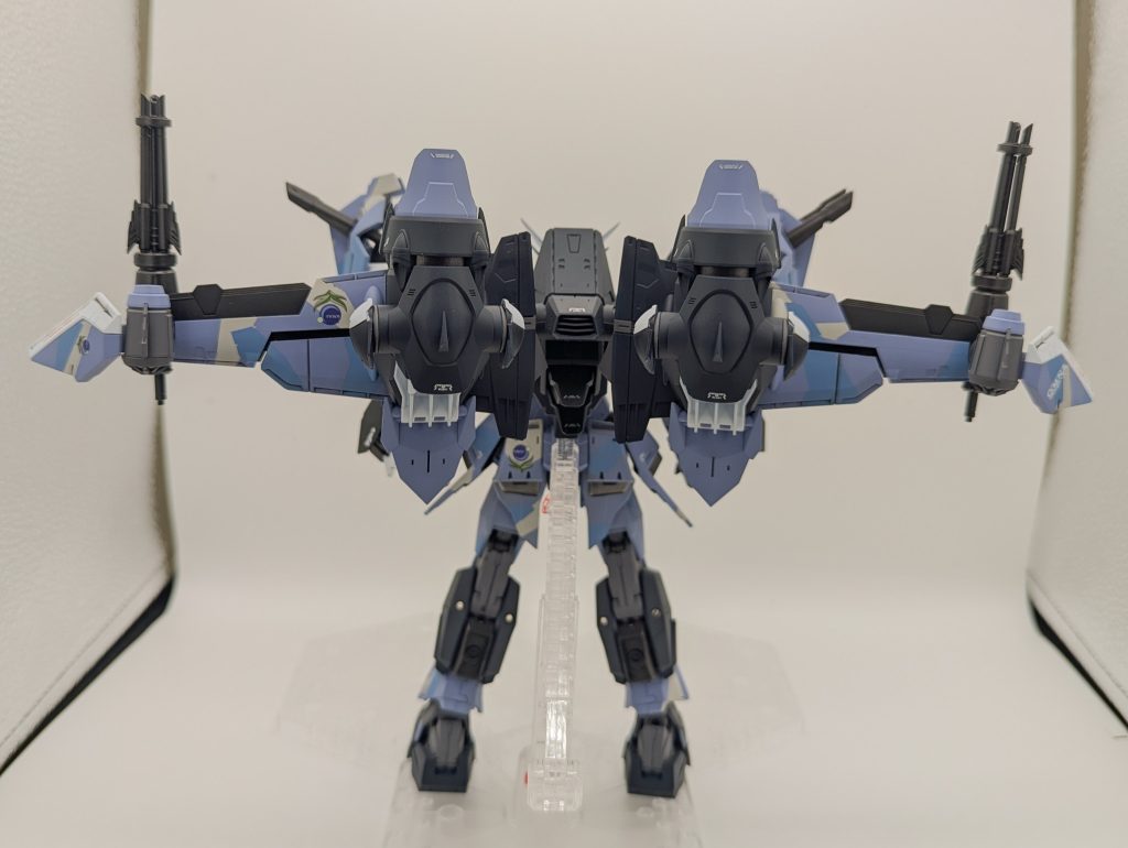 後ろから翼を立てた状態だと自立が難しいです