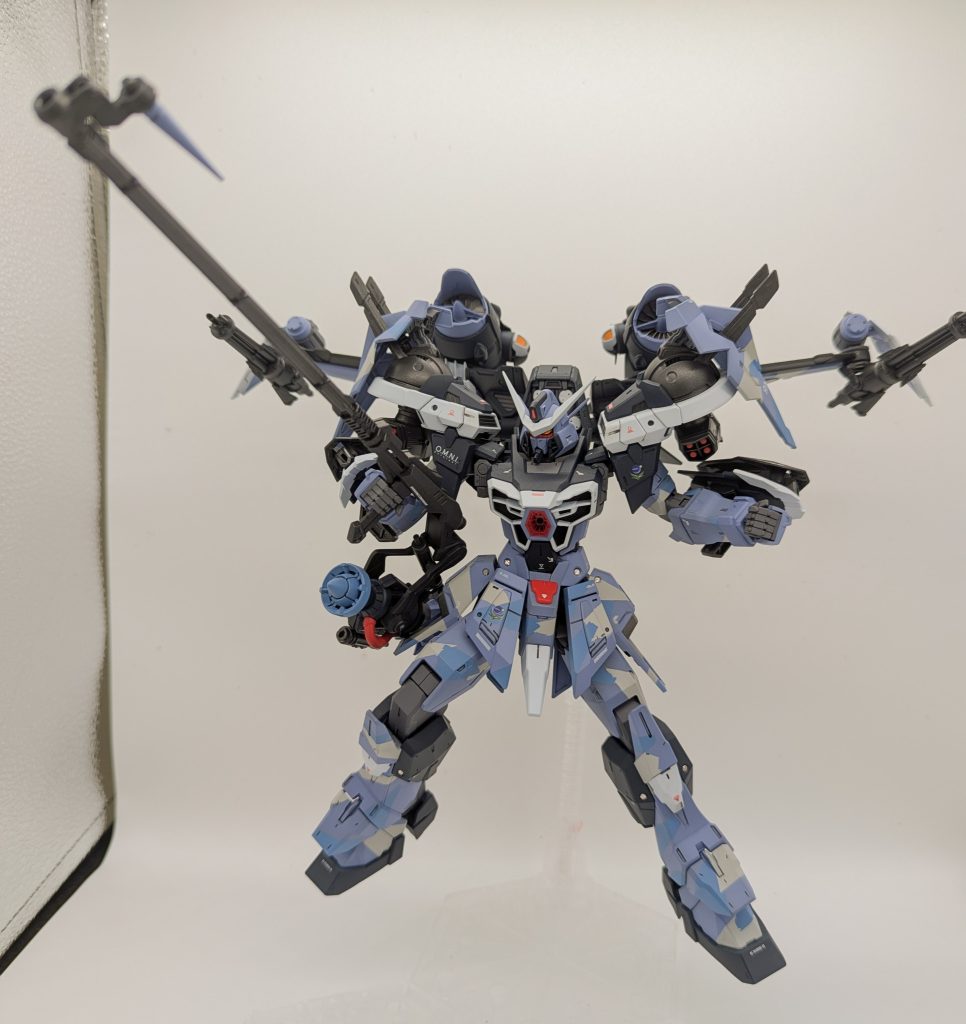 武器は色んな形態に変形でき、なんとビームライフルにもなりますこんなんでぶん殴ったりしたら色々と歪んじゃいそうですが、連合驚異のメカニズムで大丈夫なんでしょう