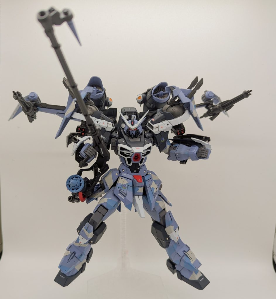 翼のはじっこの120mmガトリング(120mm!?)をアパッチヘリのチェーンガンに換装したかったのですが、技術的かつ財政的理由で断念しました。【使用塗料】本体ブルー&本体ダークブルー…取説の指示通り迷彩グレー…ニュートラルグレー2(G)迷彩ブルー…シャロウオーシャンブルー(C)ブラック……ミッドナイトブルー(C)ホワイト……メイレスケンブホワイト(C)バーニア……焼鉄色(C)関節……メカサフヘヴィ(G)武器類…ブラックメタル(C)+コバルトブルー(C)本体はツヤ消し、武器のガンメタのみ半ツヤにて仕上げました(写真が下手過ぎてわかりませんね……) ご覧いただきありがとうございした!