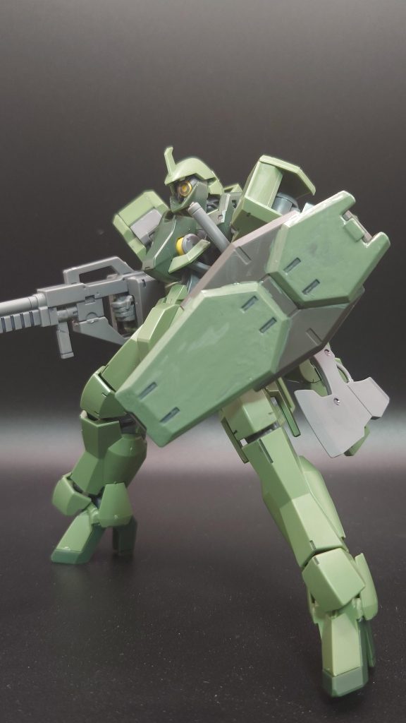 オプションパーツのシールド筆塗りでムラがありますが💦