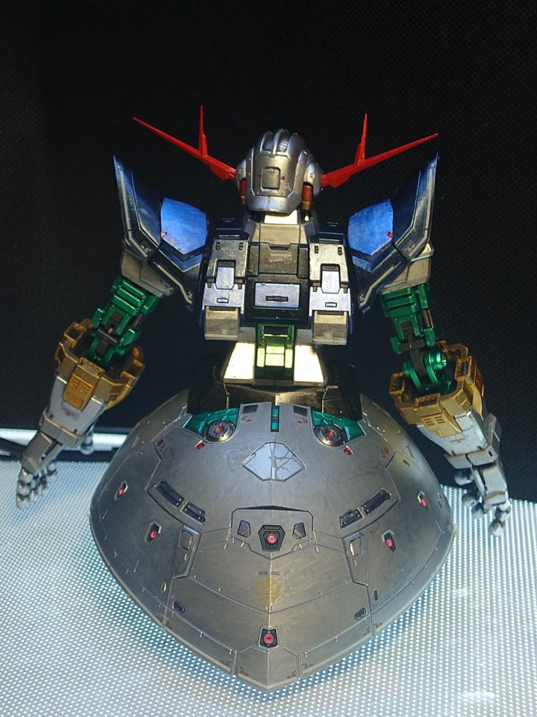 バックショット、mark2のときも思ったけど灰色ポイ機体はシャインシルバーで塗るとよく似合いますね。