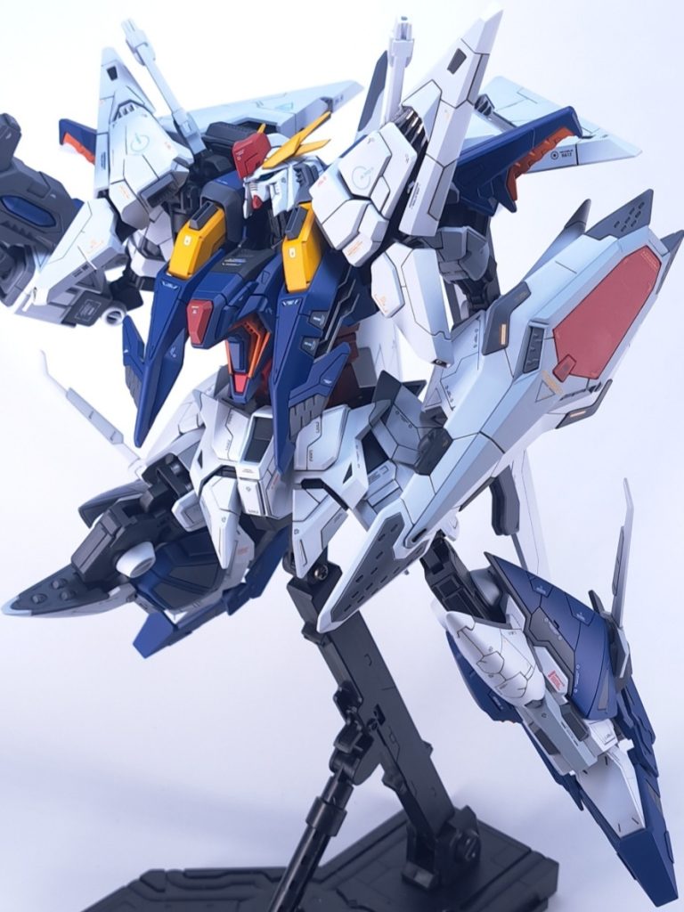 落ち着いた印象にしたくシールドの赤い面積を少なくしています。