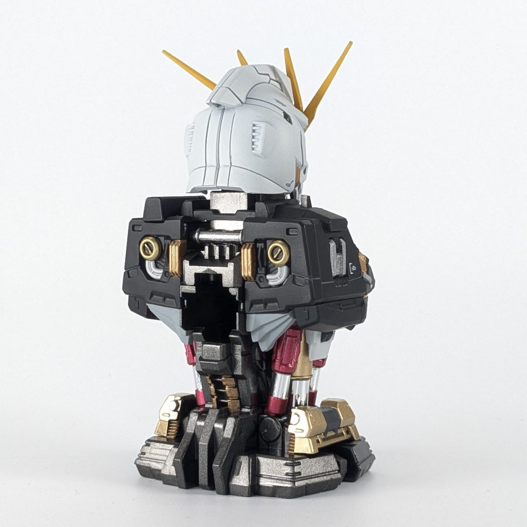 背面や各所を塗り分けて情報量をアップさせています