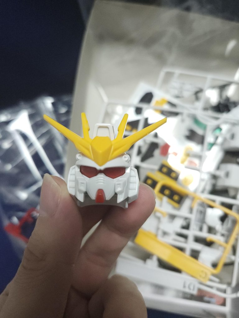 この度はちょっと違った目線からガンプラを楽しんでみようかと思いましてこのような投稿をさせて頂きました、今回のテーマは「未完成」のガンプラは本当に「未完成」なのか…です。もちろん製作途中のガンプラに関しては間違いなく「未完成」なんだと思いますが様々な理由で完成までに至らなかったり、壊れたり、パーツの紛失で不完全な形になってしまったり、そもそも作る気分になれず新品のまま積まれているガンプラ等…モデラーの方々なら机や押入れの奥底に少なからず眠ってたりするのではないのでしょうか?これらのプラモ達のほとんどは何となく思いだされた時に改造パーツにされたり場合によっては処分されてしまったりと基本的には表舞台に立つことなく本来の用途とは異なった末路を迎える事になってしまう事もあるでしょう。当然っちゃ当然なのですがこのGUNSTAさんしかり数多くのプラモ投稿サイトのようにガンプラを自由に楽しむコミュニティの中ですら明確にこれらのプラモを救済する方法はないのです、そりゃそうですよね、だって「未完成」なんですから、モデラーだって自分の怠慢わざわざさらそうなんて思わないでしょうし…。しかしながらこうも思うのです…モデラーが現状にある程度の納得がいってしまっているのなら、それがたとえ不完全だったとしてもそれは「未完成」という形で「完成」しているんじゃないのかと…?実際、ホビー雑誌なんか見るとよく載ってる素材剥き出しな新製品の試作品見てカッコいいと感じた事とかないでしょうか?そして実際の彩色モデルは何かイメージと違うなぁとか思った事…。個人的にはそんな「未完成の美学」を楽しむのもアリなのかなぁとも考えたりしたので自宅に眠る積まれてたりパーツ取りされたνガンダム総動員して楽しんで見た次第です、まぁ話自体はコピペ弄っただけのもんだったりするのですが…。最後に一言、ガンプラを満足いく形で完成までもって行くのは中々骨が折れる作業です、念入りに改造する場合ときは他のプラモもパーツを使いモデラー自身の手で「完成」できなくなるプラモを生み出す事もあるでしょう、それを踏まえて考えてみて下さい…