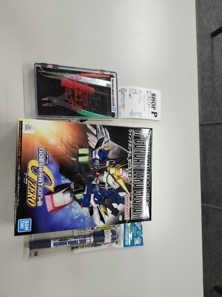 ちなみに今回の旅行…久しぶりにガンプラ抜きで楽しもうと工具とか持たずに行ったのですがなんとなく行ったホビースクエアさんが工具と制作スペースの無料貸出してたので突発的にやっちまいましたね…。ミニ四駆コースとかもあったのでゼリーはともかくここはプラモ好きなら遊びに行っても良いと思います!