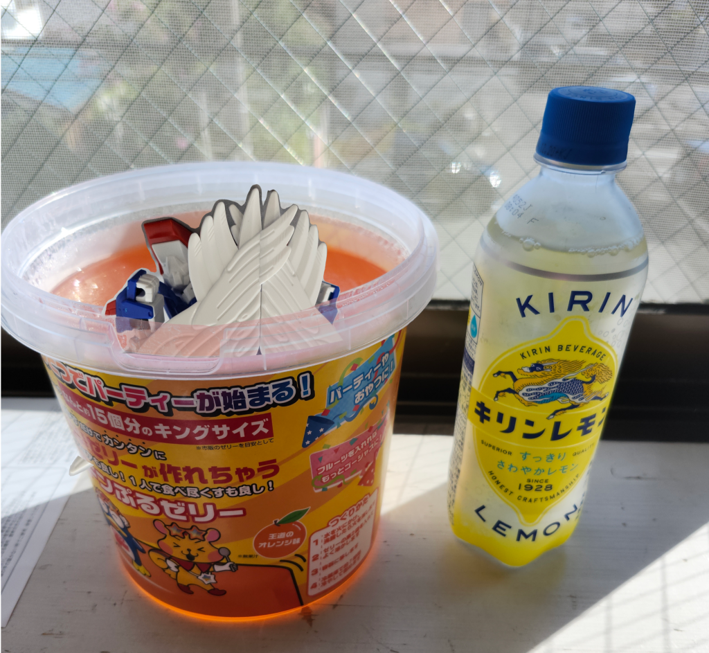 結局この後、電子ケトルに直接ゼリーの素をぶち込んで…はホテルの迷惑になるので容器に熱湯ぶっ込んでゼリーの元を溶かす力技で何とかしました、健康被害とかどうなるかわからんから絶対にマネするんじゃないぞ!ちなみに作ったゼリーもしっかり食べましたよ、感想は…ゼロ「ひとつだけ忠告がある…死ぬほどキツイぞ…」