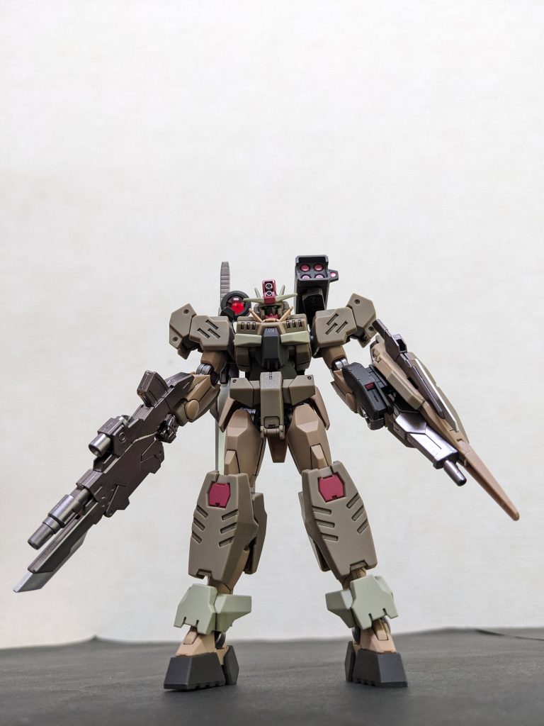 正面9月に入ったとは言え、晴れてればまだまだ暑さ厳しい今日この頃。そんな気候にピッタリ❓な、デザート仕様です。ホントはノーマルカラーが滅茶苦茶欲しくて、なかなかお目にかかれずにいたところ、デザートタイプの発売日の開店前に運良く並ぶことができたのでこちらをゲット👍！！キットのデフォの黄色がどーしても受け入れ難い(あくまで個人の感想です😅)ものの、全体の色調はかなり好みなので、黄色を「砂色」に当たらずとも遠からずなシャアピンク2に変更関節や武器をヘビーガンメタリックやシャインシルバーで塗装目をガンダムアイグリーンでペン塗り未塗装パーツにつや消しトップコート吹き付け今回はホントごくごくお手軽仕上げでまとめてみました😉
