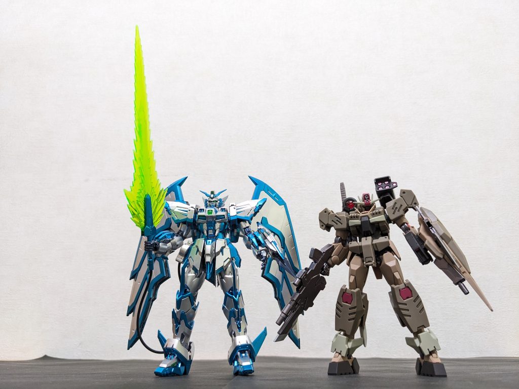 ガンプラ宇宙の広大さよ・・・前作とのツーショット。同じ「ガンダム」って名前ついててもこの振り幅！(まぁ、さらに好き勝手に塗ってるせいもあるのだが😅)