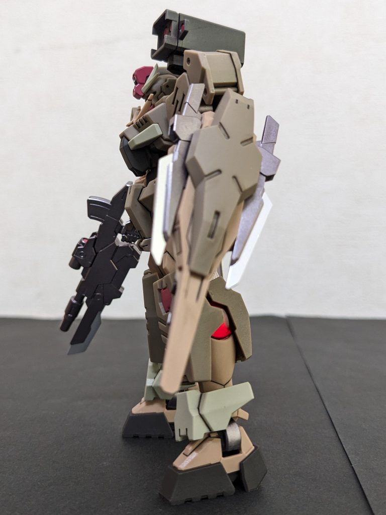 左側面シールド両横に着いてるナイフが良い味出してます。