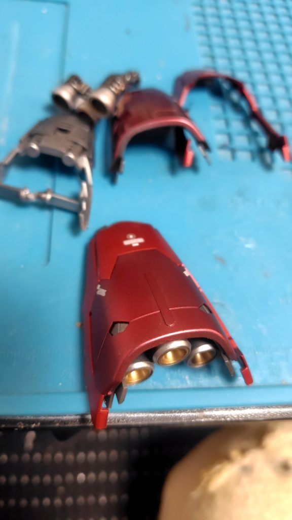 左奥のパーツが割れてます。これはもうどうしようもなくて、部品注文をかけました。逆にこれだけで済んだのが私にしては奇跡です笑