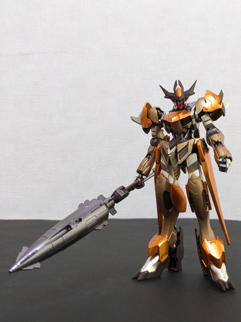 プレーン状態正面宇宙世紀での時間軸としては、ZGの最終回で、百式が戦艦の残骸に押し潰された瞬間にビルドメタバースの世界に転移、ラストのコクピット空いた百式が虚空を漂うシーンまでの間の話ってことで。ビルド世界に転移後、ガンプラバトルに強烈なゲームチェンジャーを希求していた三代目メイジン・カワグチと邂逅、自らの傑作をカラーリングを変更の上で献上してきたその熱意に応え、ガンプラバトルに参戦するクワトロ大尉であった・・・ってのがザックリとした妄想ストーリーです😅何と言ってもニュータイプなので、初参戦とは言え、バトルで無双することは想像に難くありません☝️!!さて、プレーン状態でこの色だと、確かに百式っぽさありますね😁