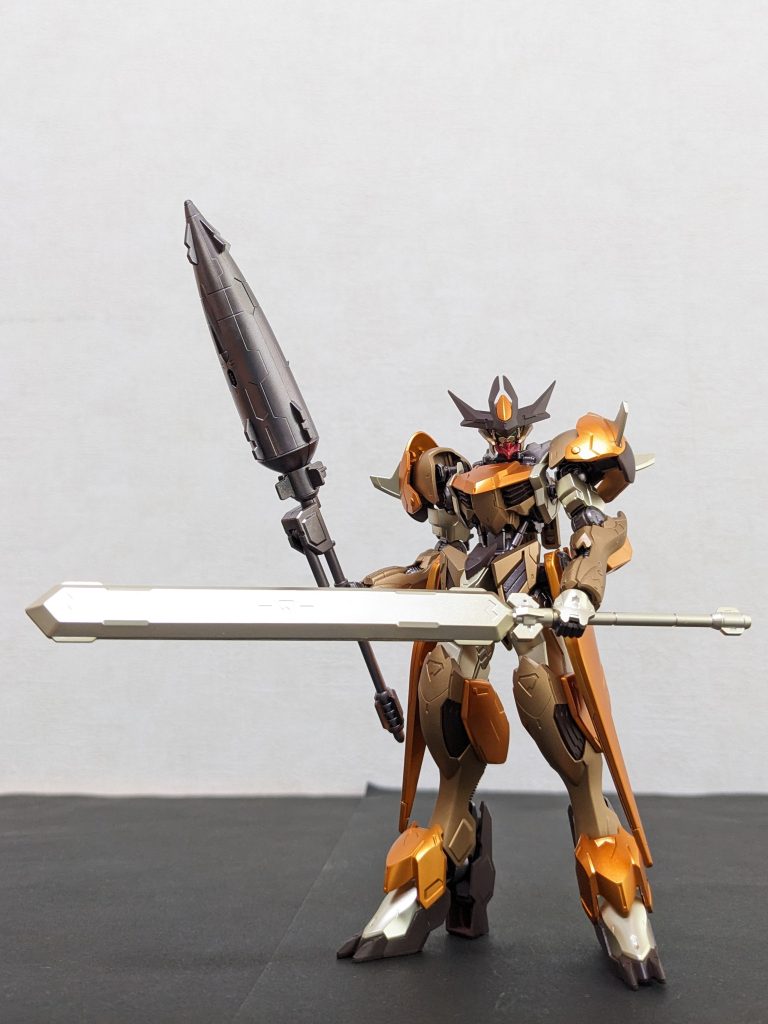 お好みで組み立ててくださいの元のバルバトスルプスの武器もきっちり塗装!!こっちはホワイトゴールドで塗ってみた。「両手持ち」ってだけでアガりますね😉!!