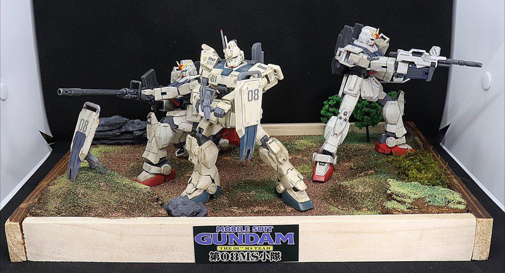 ポージングは固定してあります。上半身は動かせますが、足裏はベースに接着固定しております。