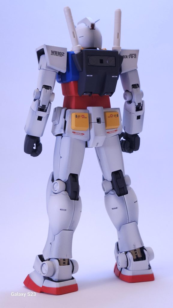 背面。見た目はすっきりしてますが、内部フレームがぎっしりなので、作りは精密そのもの。作っていて驚くところもありました。