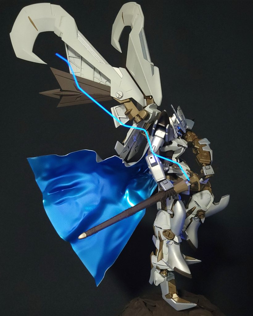 作品のイメージに合うように全体的に色をトーンダウンしています。マントと真鍮線は、ロードアストレイと対になる感じで制作。