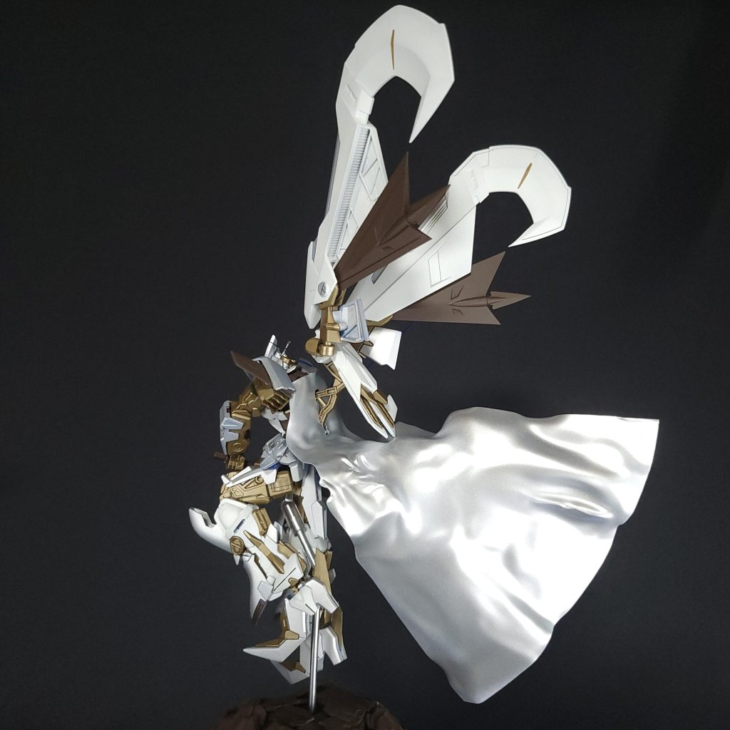 背面背面は白がよく映えますね。バックパックや足等尖っているとこは、なるべくピンピンにしてます。