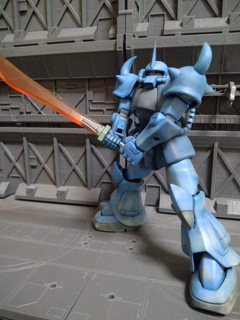 プロポーションの変更は胴体の幅増しと太腿の延長と脛の短縮で基本的な長さは変えない様にバランス調整してます。あと足首は小さいのでグフカスタムのを使用してます。