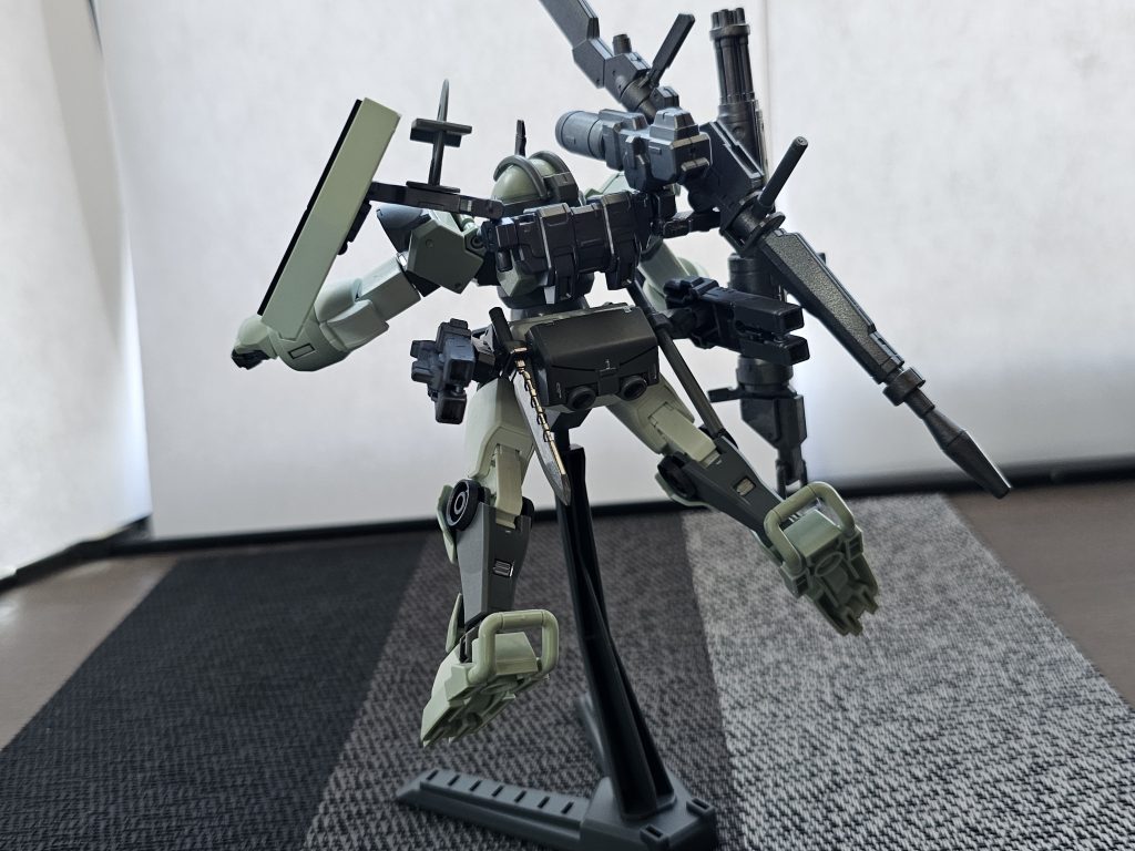 腰部サイドアーマーは2連装キャノン兼スラスターとして稼働します。ソードビームマシンガンの刃をオミットして腰部に取り付けたら意外と良くなりました。