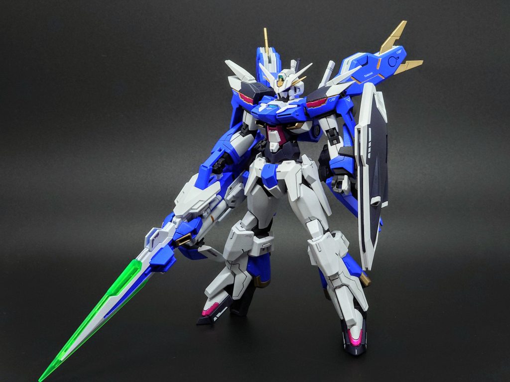 主な変更点は機体カラーの変更、ツインドライヴ化、ウイングユニットの変更、武装の変更になります。 