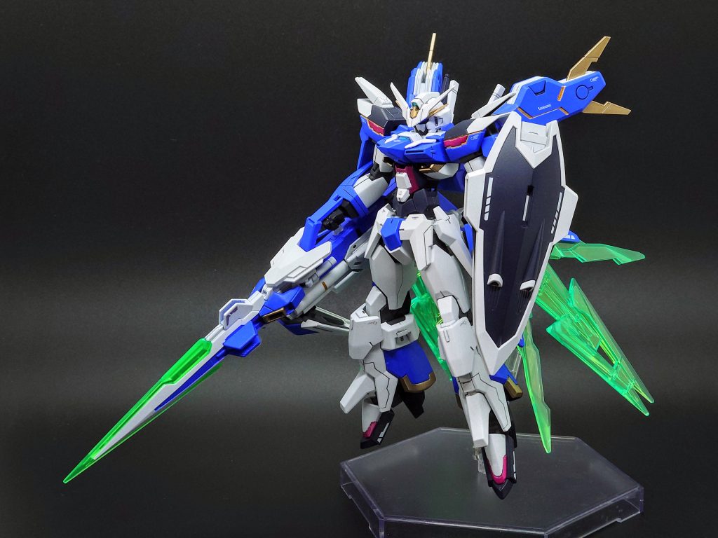 GNバーストマニューバモード腰部GNドライヴから結晶化した粒子が推進器として機能し、機動力を大幅に高めます。