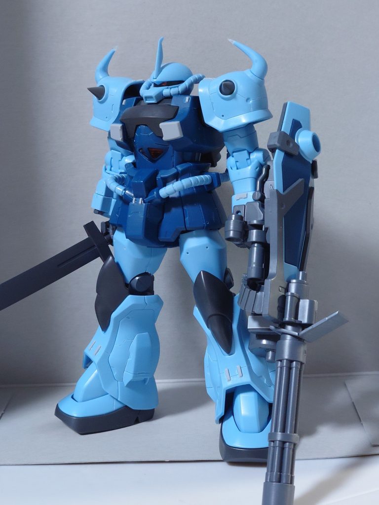 各所プラ板とスジボリでディテールアップ。頭を潰す形でモノアイスリットを細くして目つきを鋭く変更。モノアイと3連装ガトリングのセンサーはHアイズに置き換え。アンテナとスパイクはシャープ化し、側面のスパイクはくり抜いた後市販パーツに置き換えました。バックパックも一部くり抜いた後市販パーツで形状を変更しています。手首はキットのものは大きい気がしたのでビルドハンズに交換しました。
