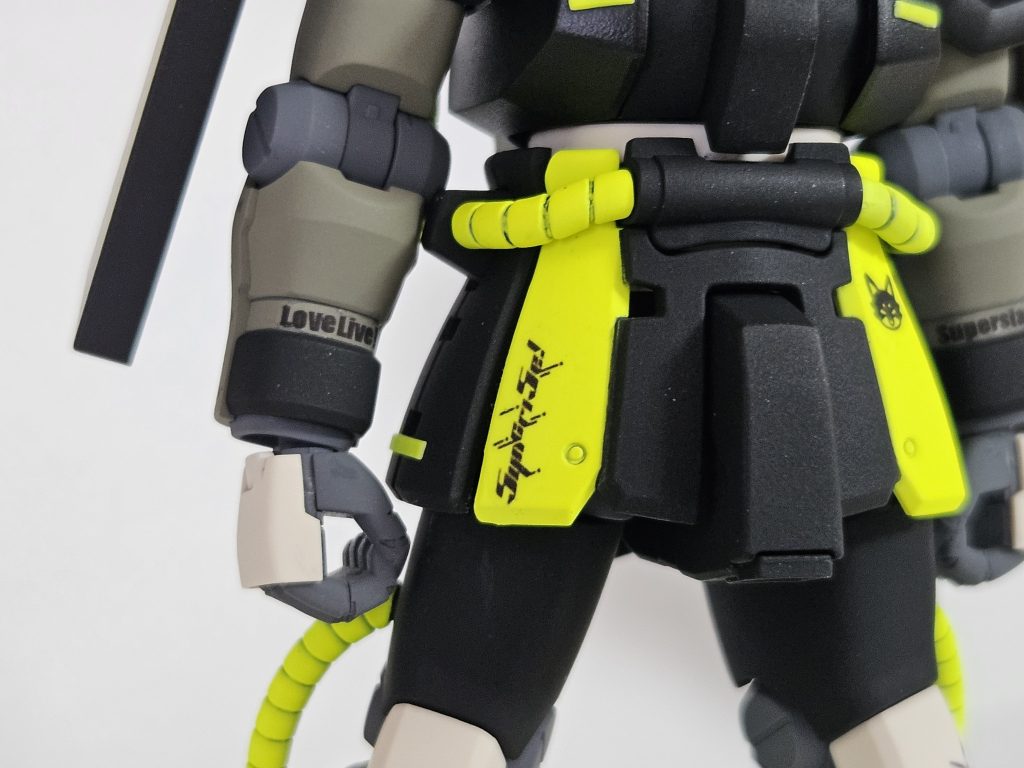 デカールを初めて自作しました。モチーフ衣装のイエロー部分にあしらわれている「5yncri5e!」のロゴを、ザクに馴染む形で取り入れています。