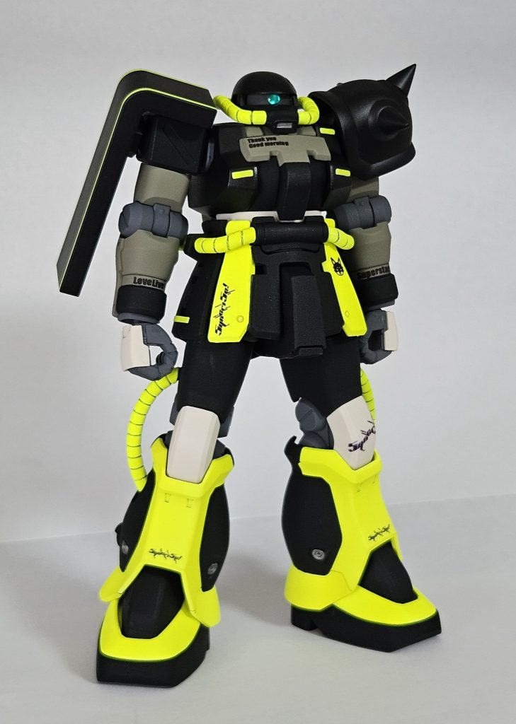 ザクの動力パイプを、モチーフ衣装のイエローのベルトに見立てています。胸部腰部の短いイエローラインはプラ板を貼り付けました。腹部は、あえて元キットのアイボリーの成型色を残すことで、衣装で露出している「おなか」を表現。重要ポイントです。