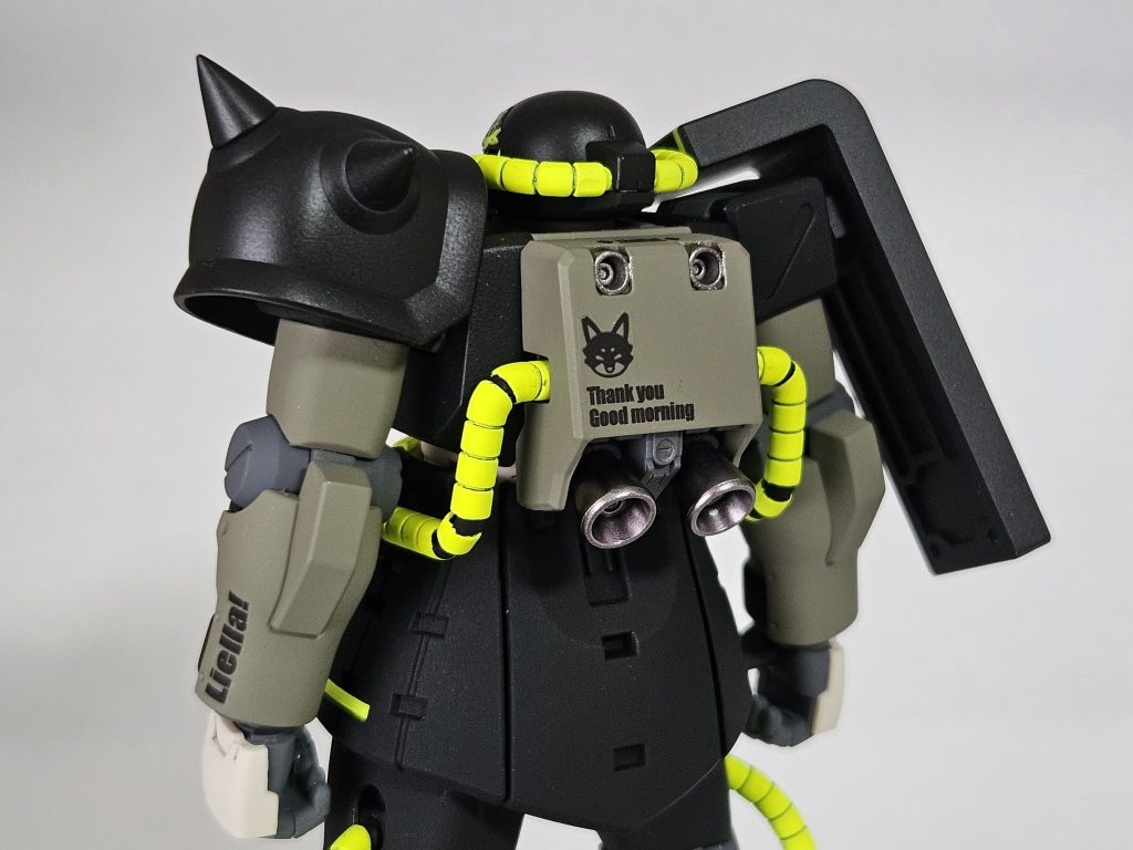 背面。鈴原希実さんのセンター曲「Thank you Good morning」。ライブでのそのパフォーマンスが素晴らしすぎて、思わずザクにも曲名を入れ込んでしまいました。キツネマークは桜小路きな子ちゃんのアイコンです。